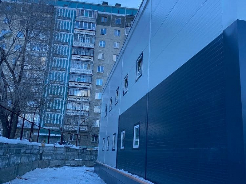 Монтаж стеновых панелей толщиной 200 мм. и холодного перекрытия из профнастила на высоте 10 метров