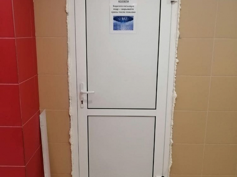 Монтаж алюминиевых конструкций (дверных блоков)