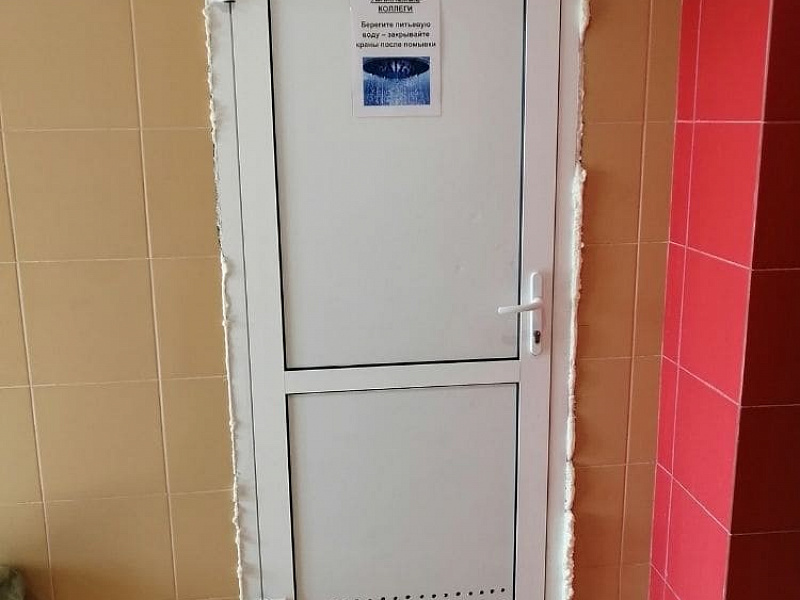 Монтаж алюминиевых конструкций (дверных блоков)